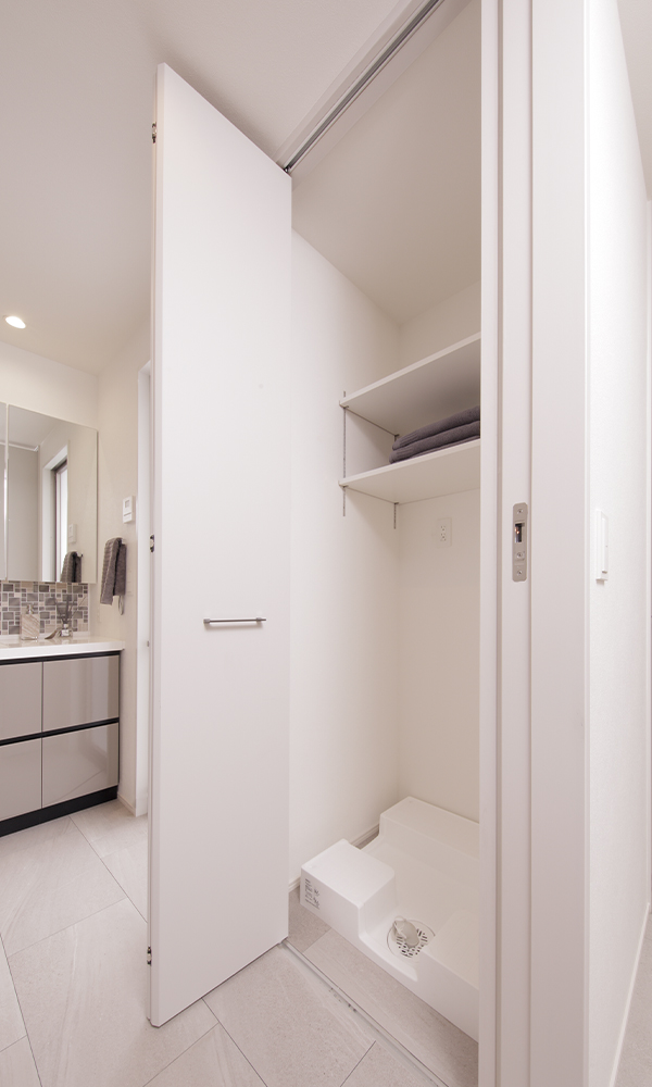 扉付き洗濯機収納